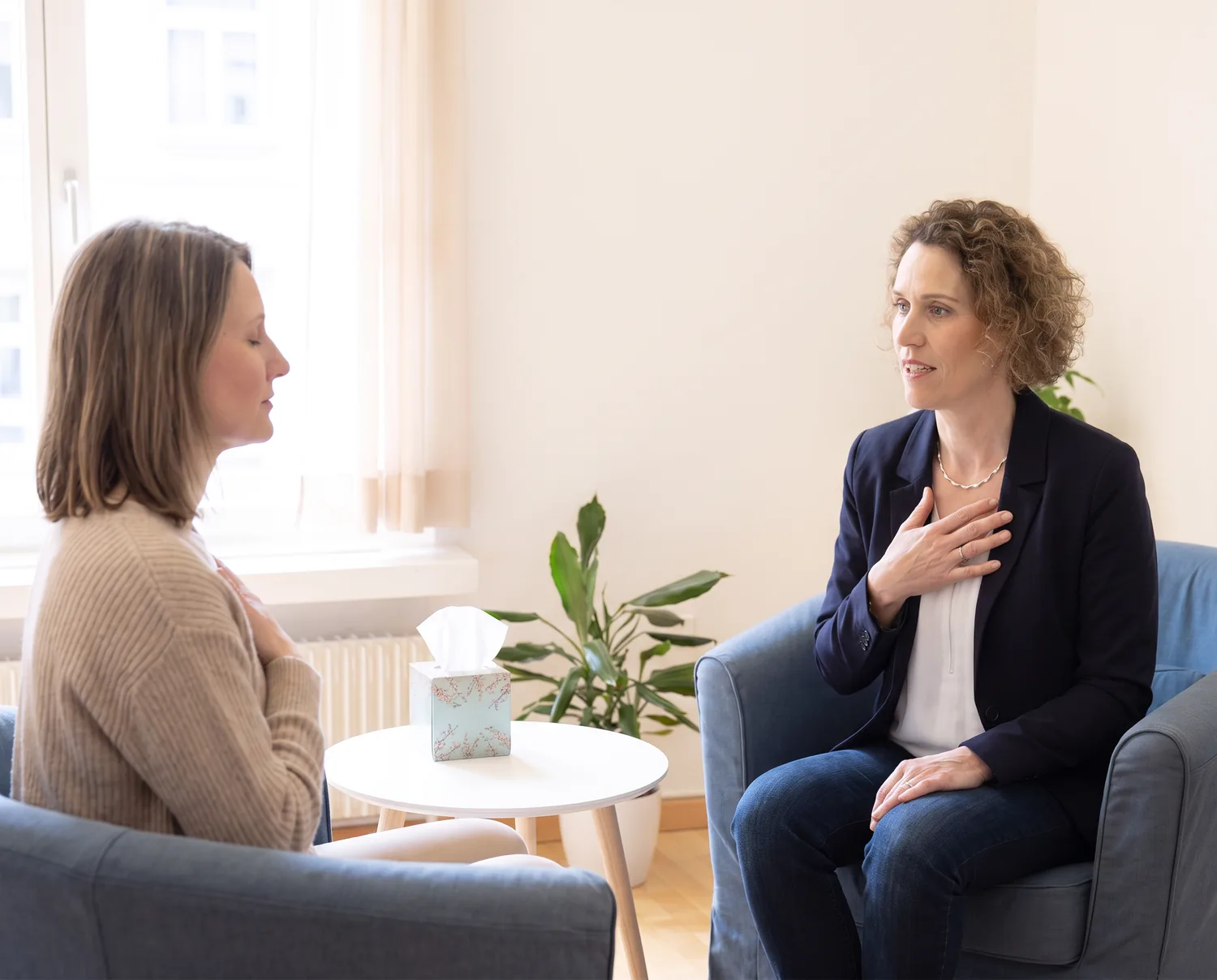 Barbara Spahni zeigt einer Klientin eine Atemübung