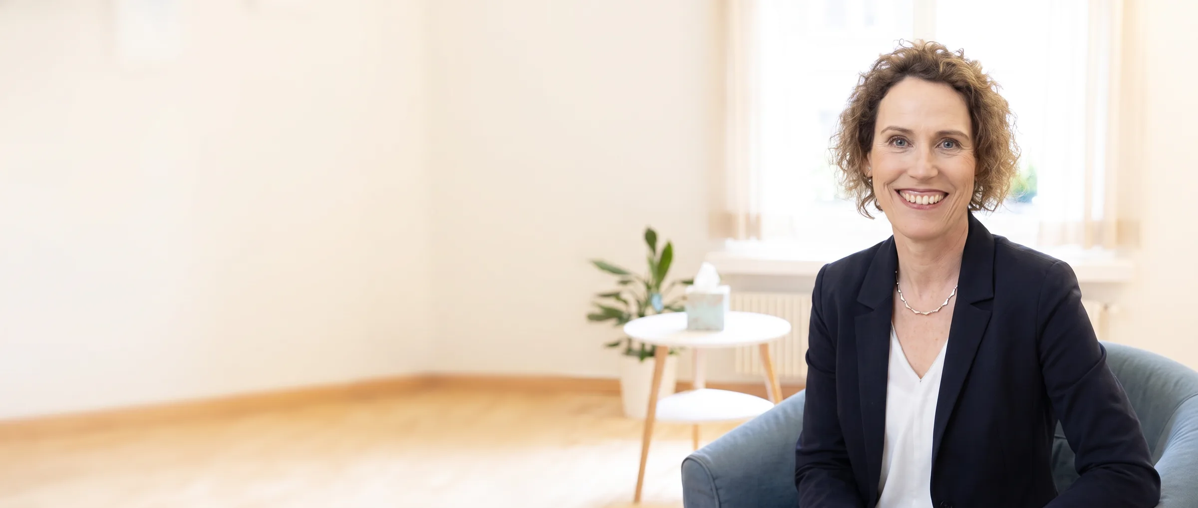 Barbara Spahni im hellen Beratungsraum ihrer Praxis in Bern