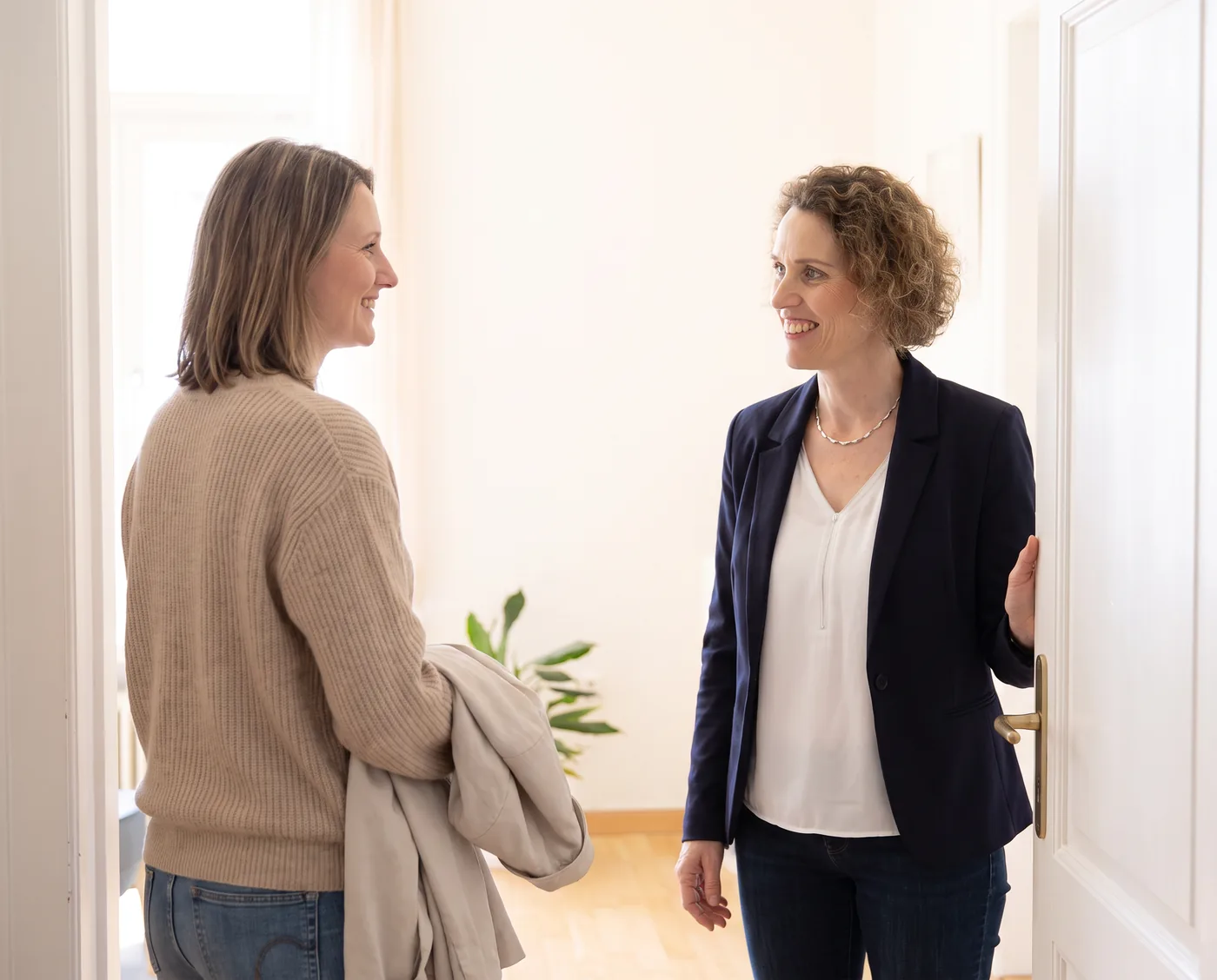 Barbara Spahni verabschiedet eine Klientin
